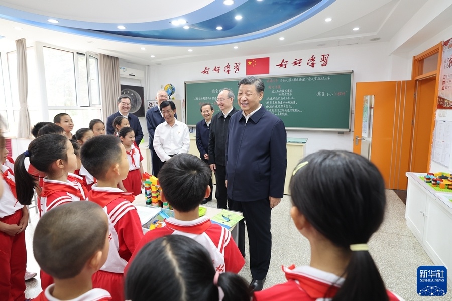 習近平在北京育英學校考察時強調 爭當德智體美勞全面發展的新時代好兒童 向全國廣大少年兒童祝賀“六一”國際兒童節快樂